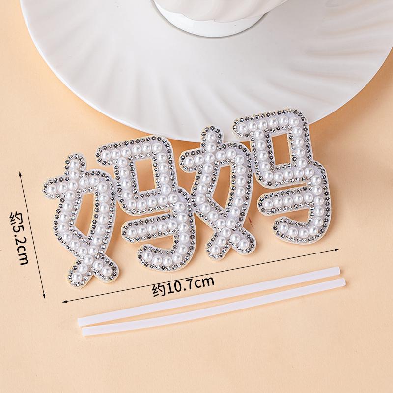 Minimalistischer Tulpen-Kuchenaufsatz mit frischen Blumen und Band für den Muttertag oder Geburtstag