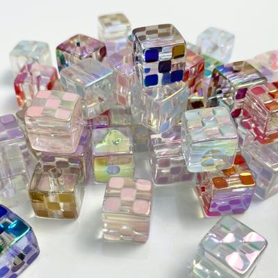 Home Party Supplies Schmuckzubehör Überzogene Farbe Schachbrett Check Zauberwürfel Perlen Quadrat UV Dazzle 5 Stück gerade Loch Perlen Tropfen Öl