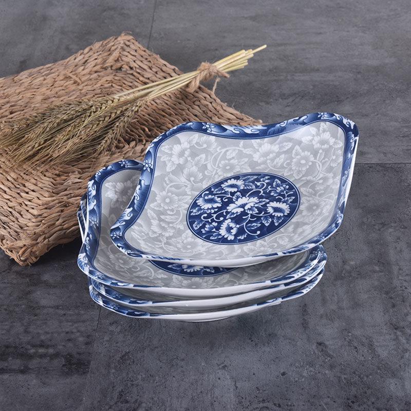 Set de 4 farfurii ceramice japoneze alb-albastru, de 8 inch: Include farfurie adâncă, farfurie pentru orez și farfurie pentru friptură.