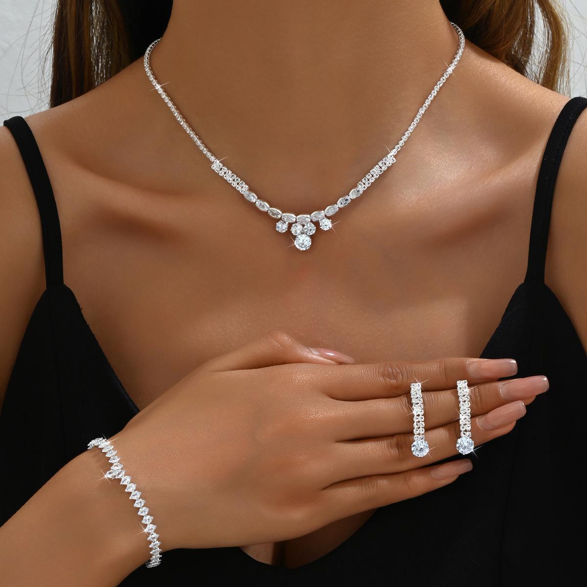 

Комплект из трех роскошных темпераментных украшений со стразами, ожерелье, серьги, браслет, цепочка, свадебные украшения