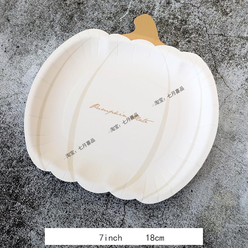 Zestaw zastawy stołowej na imprezę tematyczną Halloween: Obrus dyniowy, Talerzyki i kubki jednorazowe