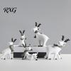 Estatuetas de Animais Caprichosas Minimalistas Nórdicos Figura de Rena em Resina com Cachecol de Tricô, Estátua Fofa de Veado Curativo, Branco Fosco Boho Mesa de Casa