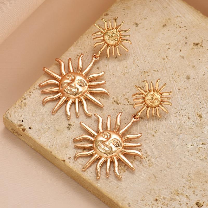 Sun shape earrings, retro trend earrings, niche light luxury, premium stud earrings, smiley face earrings, women's pendant.