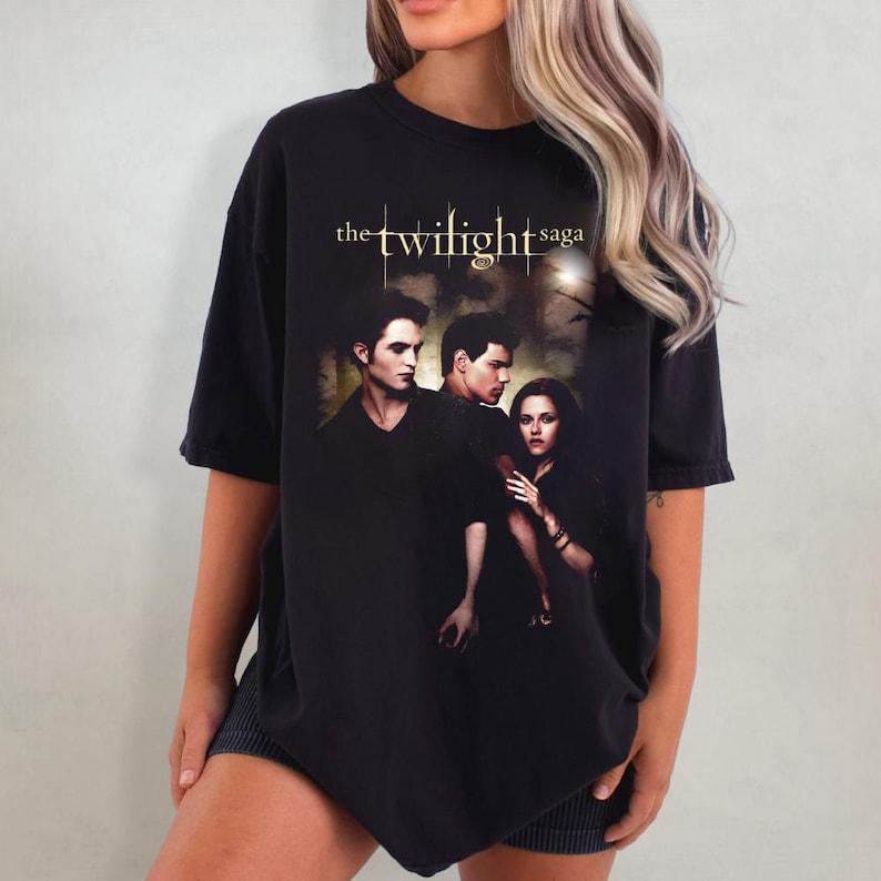 

Retro The Twilight Saga Print Short Sleeves Tshirt Movie Tee 2000s Movie Twilight Fans Homage Tee Gift For Fans Couple Tops 3XL