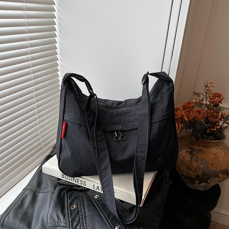 

Нейлоновая сумка большой вместимости, женская новая повседневная сумка-мессенджер для весны и лета, легкая дорожная сумка для поездок на работу через плечо чёрный