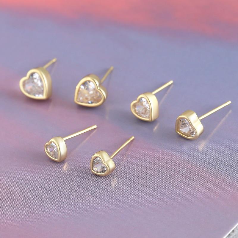 Exquisite Heart-shaped Love Earrings, Elegant and Versatile Accessories. Minimalist and Adorable Ear Studs.