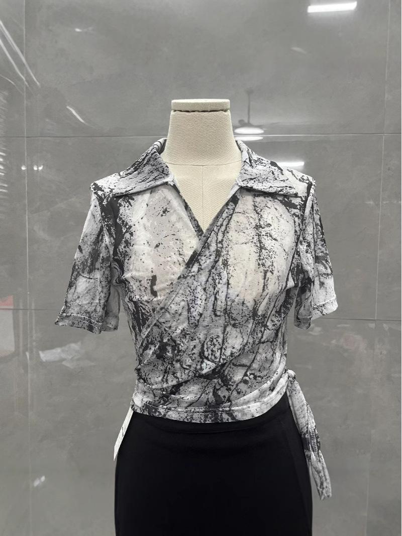 

Женский летний топ с V-образным вырезом, плиссировкой на талии и эффектом похудения, окрашенный в технике тай-дай и выполненный в стиле живописи тушью XL, approx. 125 lbs