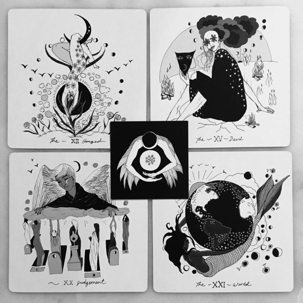 Dunkle Tage Tarot: Ein 78-Karten-Illustrations- und Wahrsagedeck, inspiriert von göttlicher weiblicher Energie, Schwarz-Weiß, 7,5 x 7,5 cm