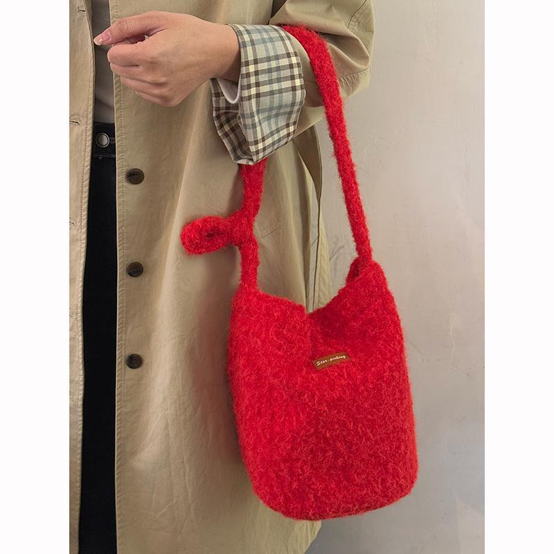 Japanese ins wind plush cute bucket bag autumn and winter new casual large-capacity niche shoulder messenger bag