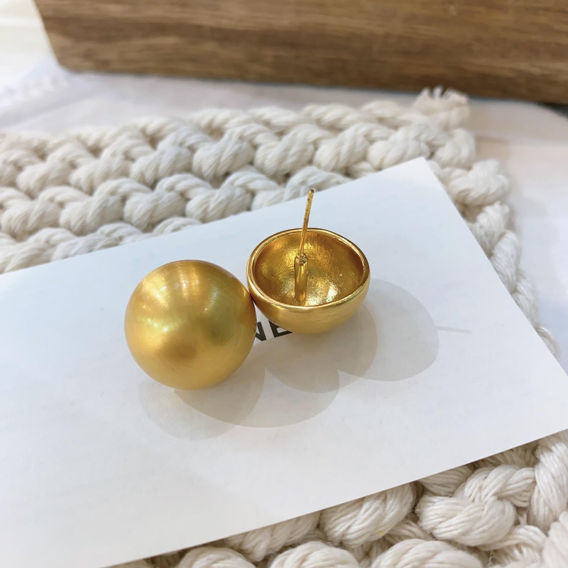 French retro exaggerated personality matte metal stud earrings female Korean niche versatile temperament fashion earrings earrings