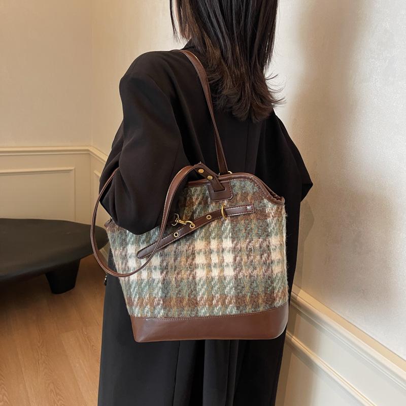 Large Capacity Bag Women's 2025 Autumn and Winter New Shoulder Bag Retro Texture Commuter Shoulder Bucket Bag