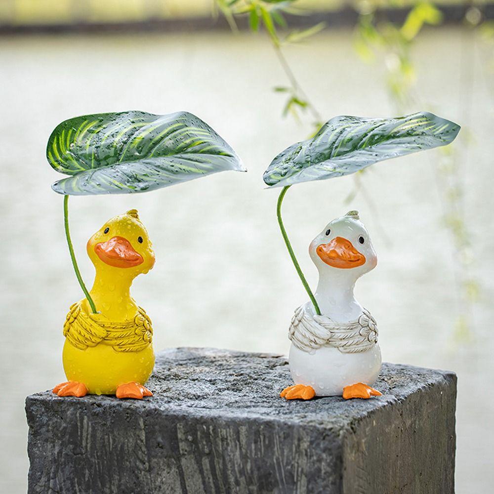 Resin Leaf Duck Figurine Cartoon Garden Animal Statue Umbrella Holding Duck Statue Landscaping