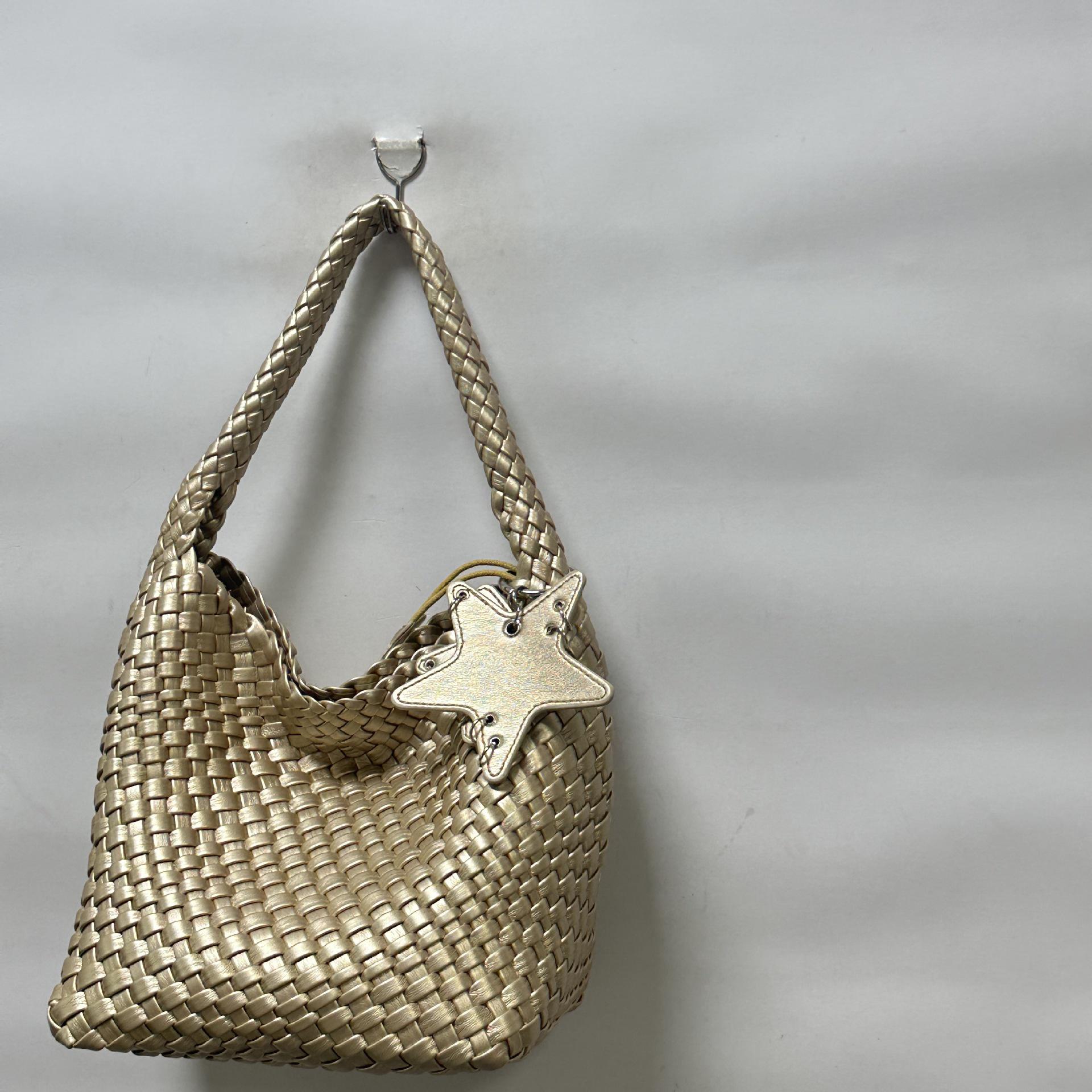

2025 Высококачественная плетеная сумка с золотой звездой: Большая вместимость, стильная, уникальная сумка-ведро для женщин