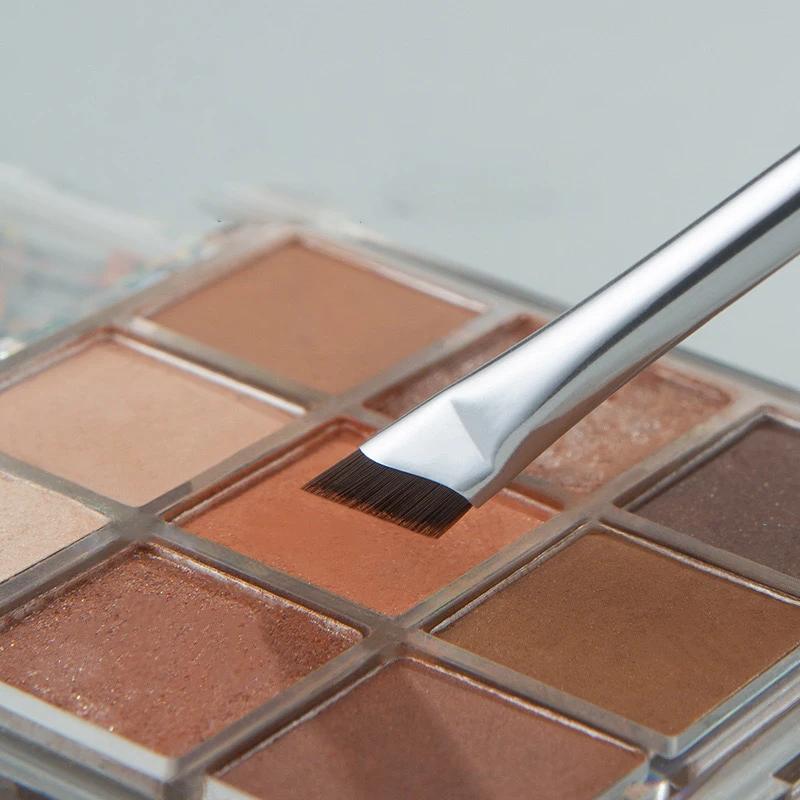 Der Upgrade Blade Eyeliner-Pinsel, ultradünn, fein abgewinkelt, flacher Augenbrauenpinsel, platziert präzise Details unter den Augen