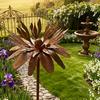 Rusty Outdoor Daisy Flower Metal Yard Stake, Rusted Iron Art Flower Garden Decoration, Weather-Resistant Garden Ornament for Lawn, Pathway, Patio, or