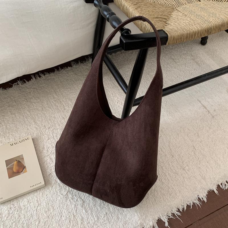 

Ленивый ветер большая вместимость замшевая сумка 2025 новая простая на плечо подмышку сумка ретро для поездок портативная сумка-тоут кофейный