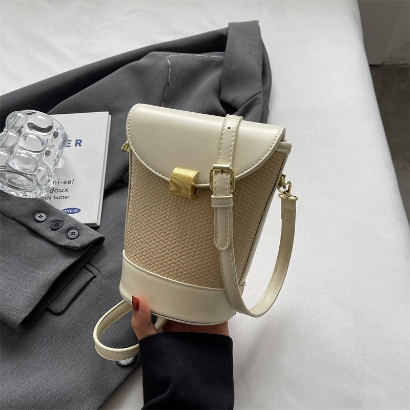 Summer Simple Bucket Straw Bag Contrast Color Flip Texture Beach Messenger Bag Elegant Large Capacity 19*10*15CM белый