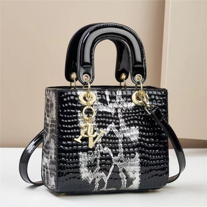 

Handbag with A Small Fragrance and Lizard Pattern, with A Fixed Texture and Large Capacity. It Is A One Shoulder Crossbody Handbag for The Consort