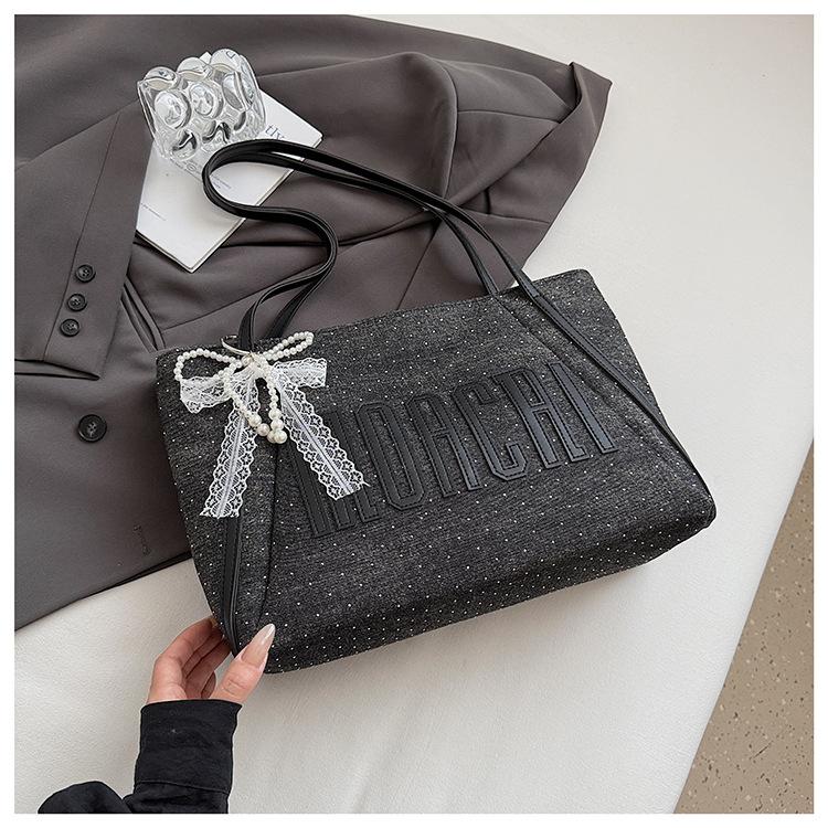 

Shoulder bag women s large capacity 2025 new bag high sense niche college students class commuting versatile tote bag