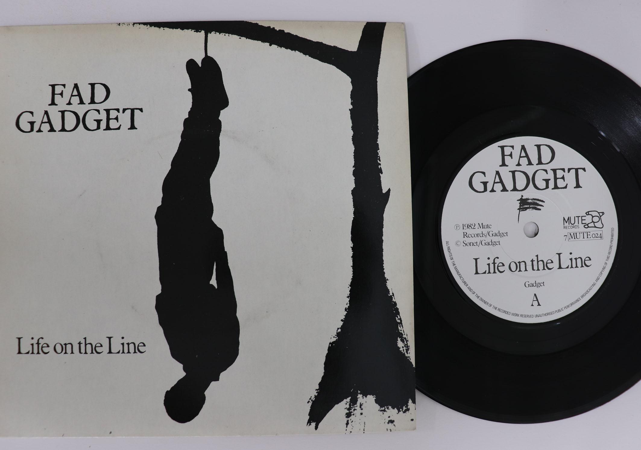 

7inch Record FAD GADGET - Life On The Line / 4m 7MUTE024 MUTE 1982 UK Rock Used
