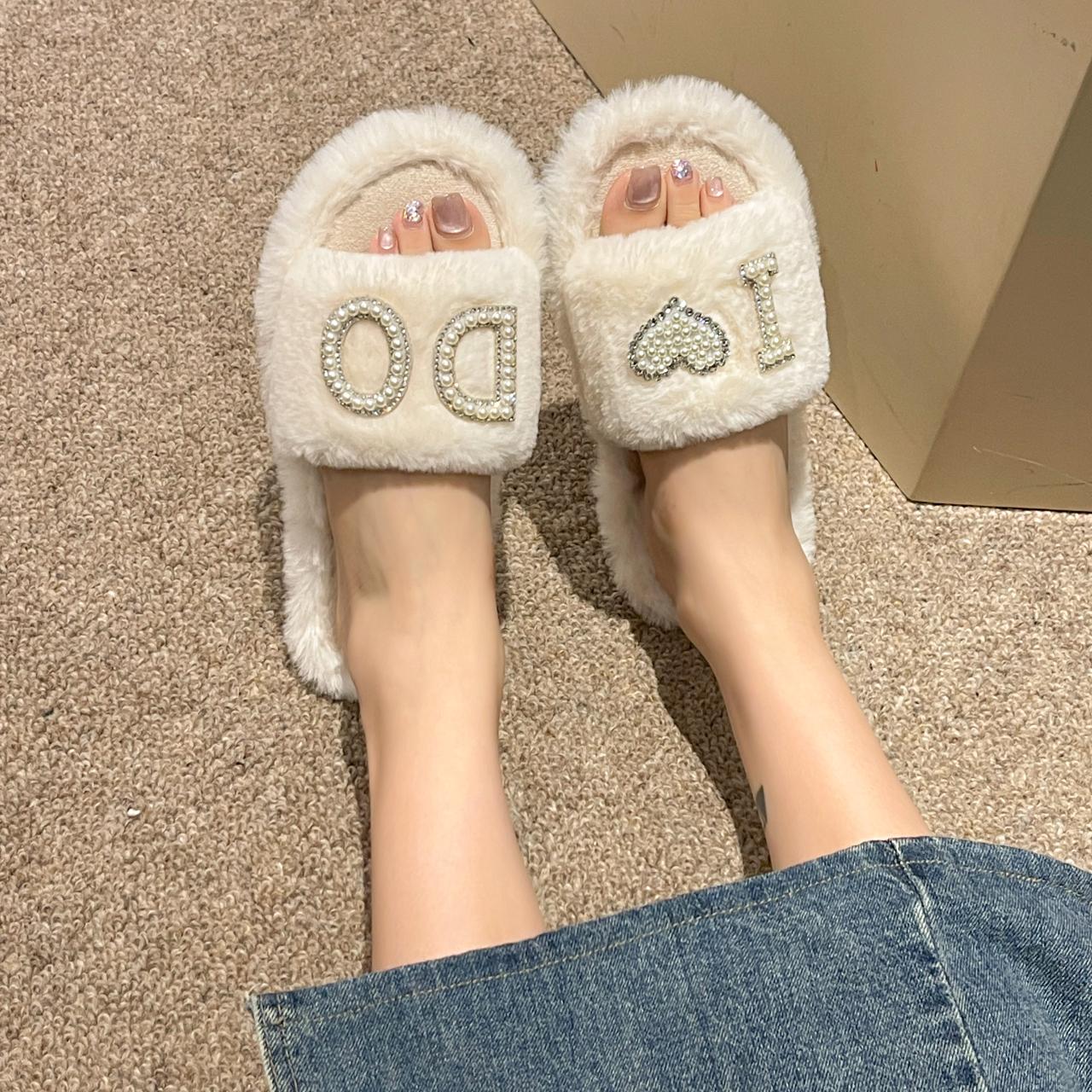 

Мода 2024 Зима Новые Модные Женские Однотонные Плюшевые Тапочки с Перлами 40-41 белый