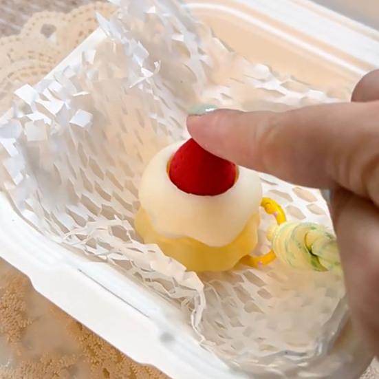 Schlüsselanhänger Anhänger 3D-Druck Erdbeerkuchen-Design Dekompression Klicker Spielzeug mit Lanyard Leichtes Mini Stressabbau Taschenanhänger