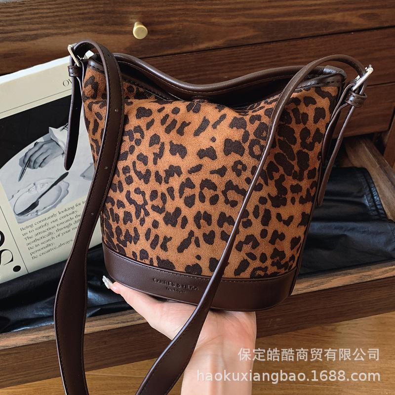 Wildleder Leopardenmuster Großraumtasche Damen 2025 neu trendige koreanische Nischen-Bucket-Bag vielseitige Schulter-Achseltasche