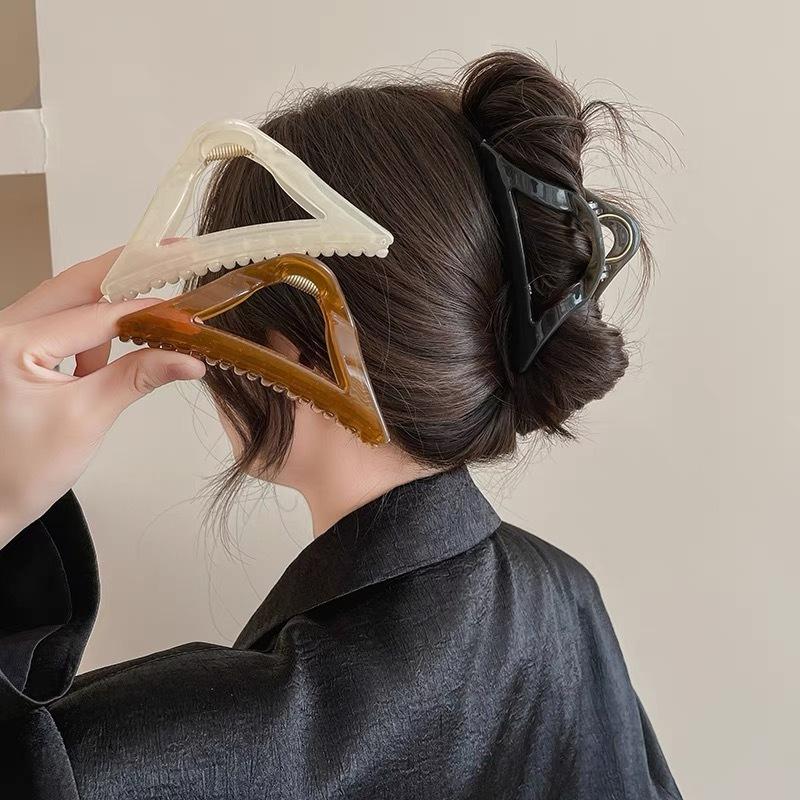 Pince à cheveux géométrique creuse couleur unie coréenne pour femmes Pince à cheveux simple Épingles à cheveux Grande pince crabe Accessoires pour cheveux Coiffure