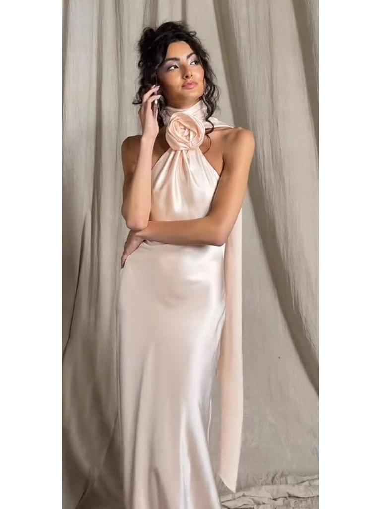 Elegantní večerní šaty s halterneckem a vysokým pasem pro jaro/léto