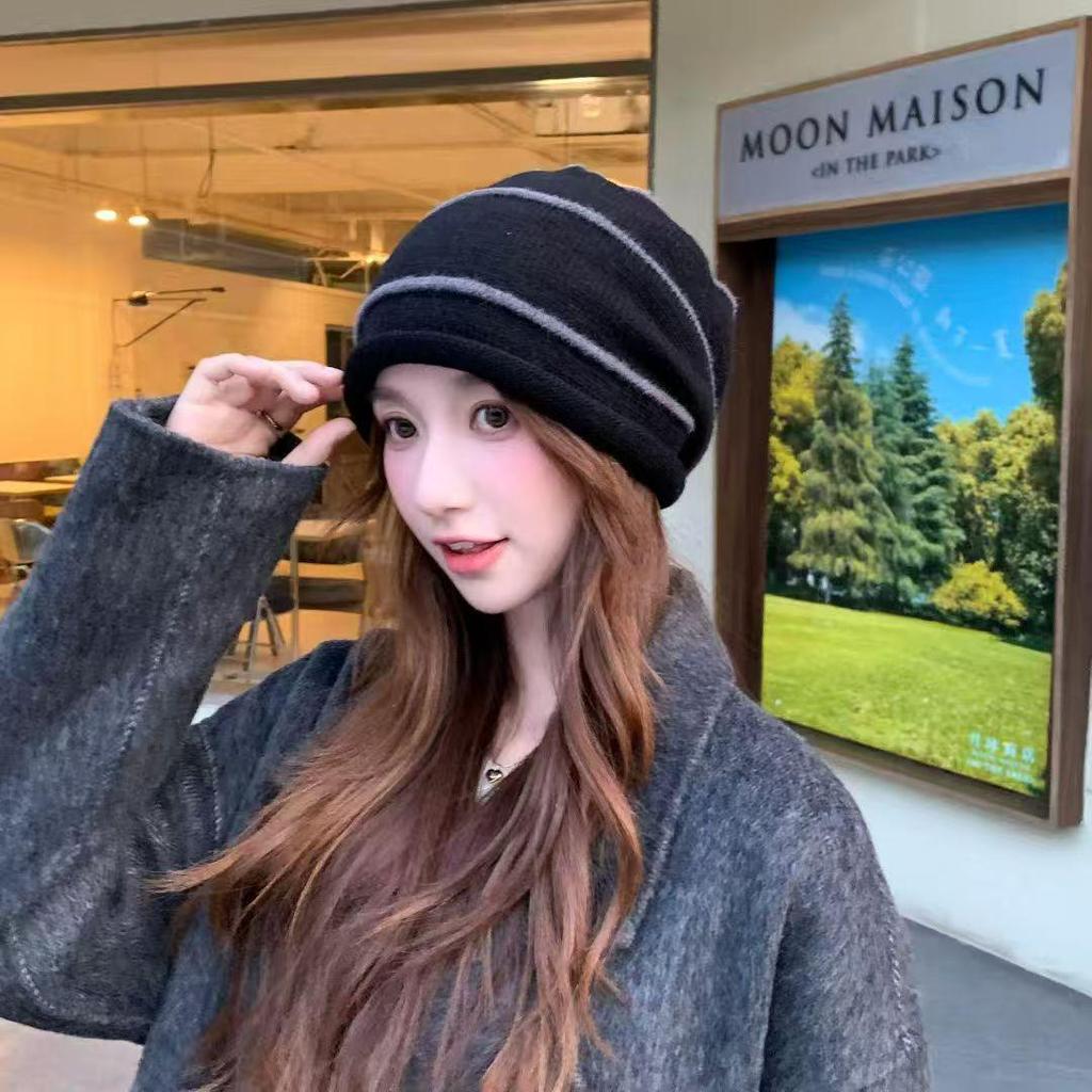 Căciulă tricotată din lână cu dungi pentru femei - Căciulă de pescar caldă de iarnă cu protecție pentru urechi și design plușat care acoperă capul.