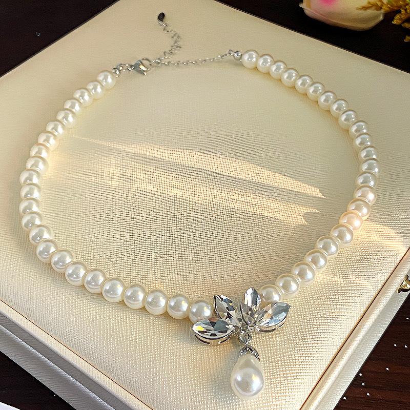 Exquisite Zircon Petals Pearl Pendant Necklace Women's Light Luxury High-end Temperament Collarbone Chain Baroque Personality Necklace