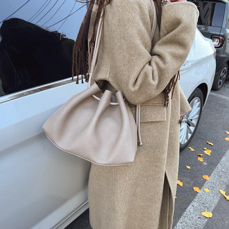 

Женская сумка-мессенджер Cloud 2025 года с плиссировкой и большой вместимостью 33x13x22 cm хаки