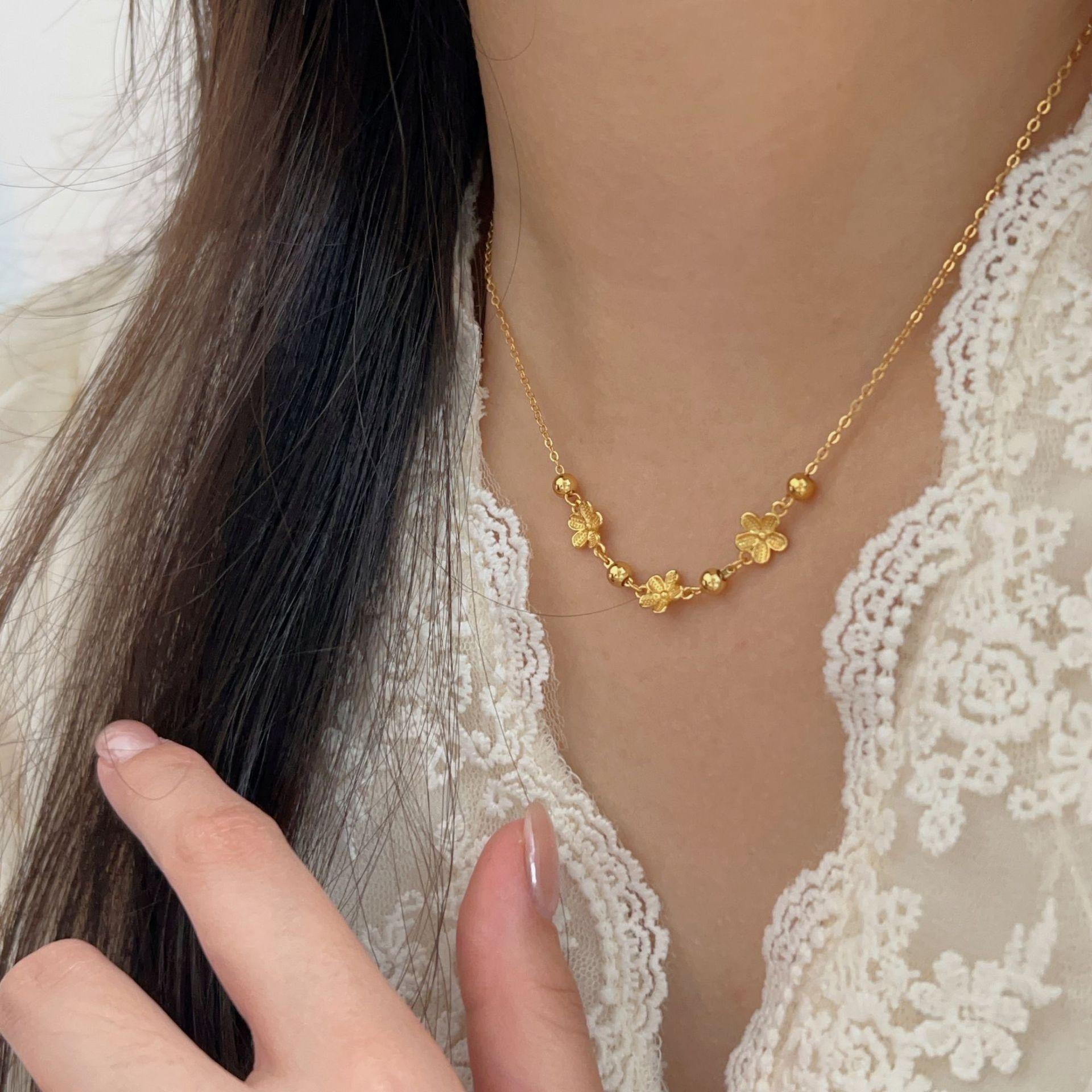 

Fashionable Collarbone Chain, Versatile with Three Flowers Necklace, Women s Niche, Light Luxury Style, High-end Feeling Collarbone Chain 40CM
