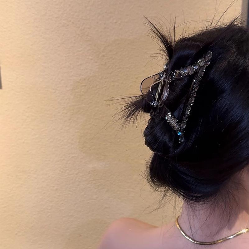 Exquisite Rhinestone Hair Claw: Elegant Korean-Style Clip for Women