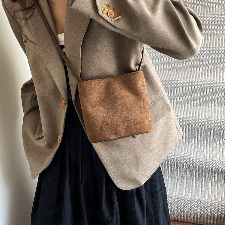 Women Suede Bucket Bag Faux Suede Shoulder Bag Large Capacity Women's Commuting Bags Retro Trendy Solid Color Tote Handbags 2025