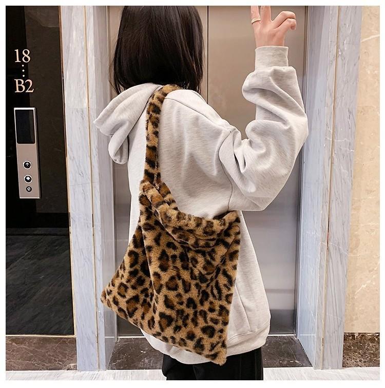 Stylish Large Capacity Plush Tote Bag For Women Perfect For Daily Use In Trendy Colors