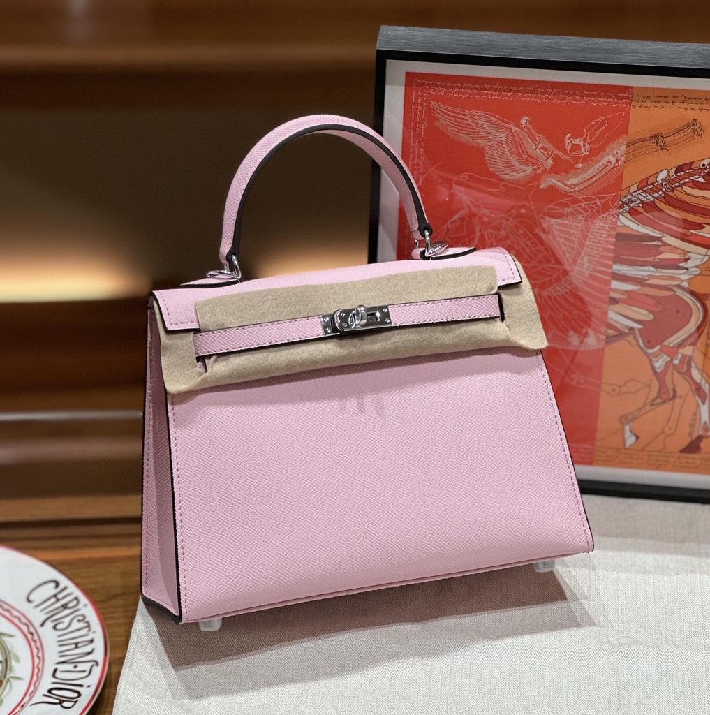 Dies ist eine hochwertige, maßgefertigte Tasche aus Epsom-Leder für Damen. Es eine Umhängetasche mit großem Fassungsvermögen aus Rindsleder