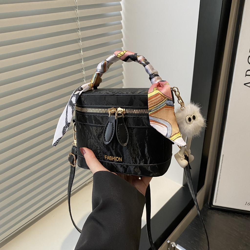 The Korean Version of the Versatile Box Bag, the New Popular Bag In 2025, the Women's Handheld Textured Messenger Small Square Bag.