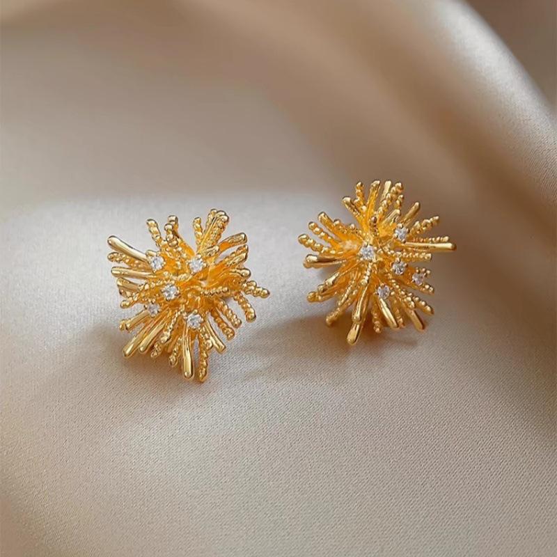 

High-end Luxury Dandelion Fireworks Earrings Exude An Exaggerated and Elegant Charm. They Are Charming, Sweet and Cool-looking Earrings. золотий