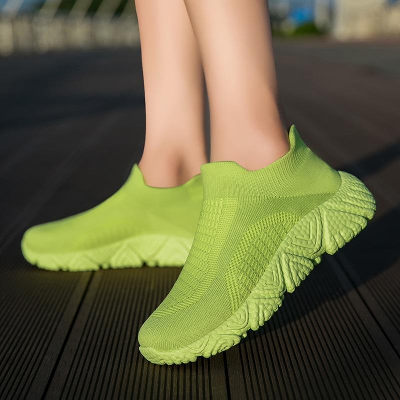 Breathable Women Casual Shoes Lightweight Outdoor Male Walking Shoes Anti-slip Men's Sneakers Slip on Flats Vulcanized Shoes