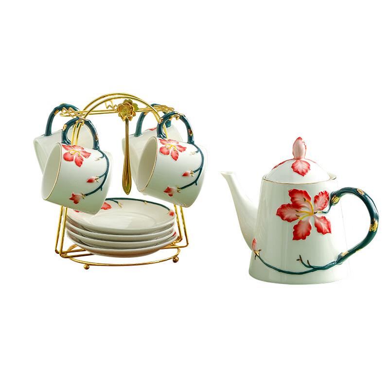 Set van koffiekop en schotel van reliëfkeramiek