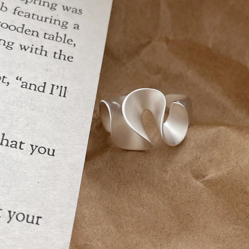 Niche Wave Skirt Ring Minimalist Blogger-Approved Open Finger Ring Stylish Unique Design Statement Jewelry for Women