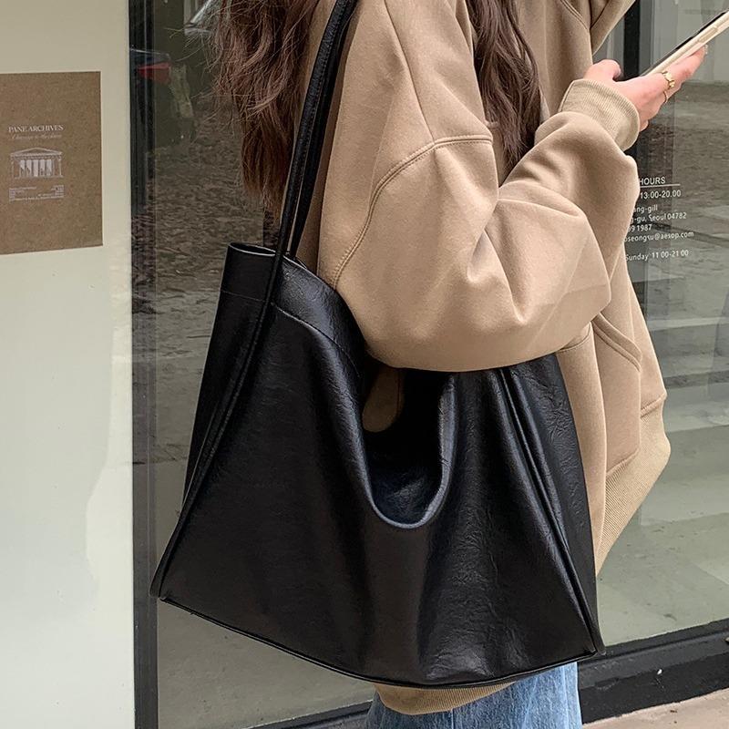 Bag women's new soft leather large-capacity tote bag portable niche design single shoulder armpit bag class commute