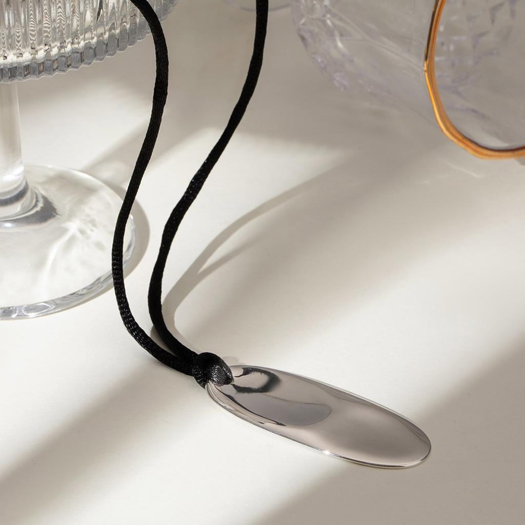 Snygg Geometrisk Hängsmycke Nyckelbenskedja Halsband med Justerbar Längd och Svart Snöre Unisex Halskedja för Vardagsbruk