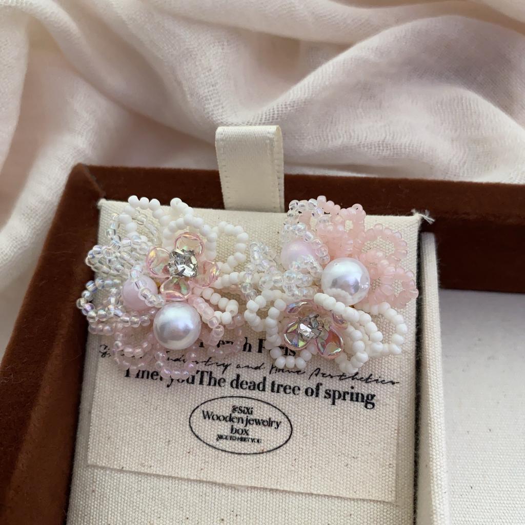 Multi-layer three-dimensional petal flower stud earrings, simple temperament, retro elegance, natural softness, daily high-end earrings