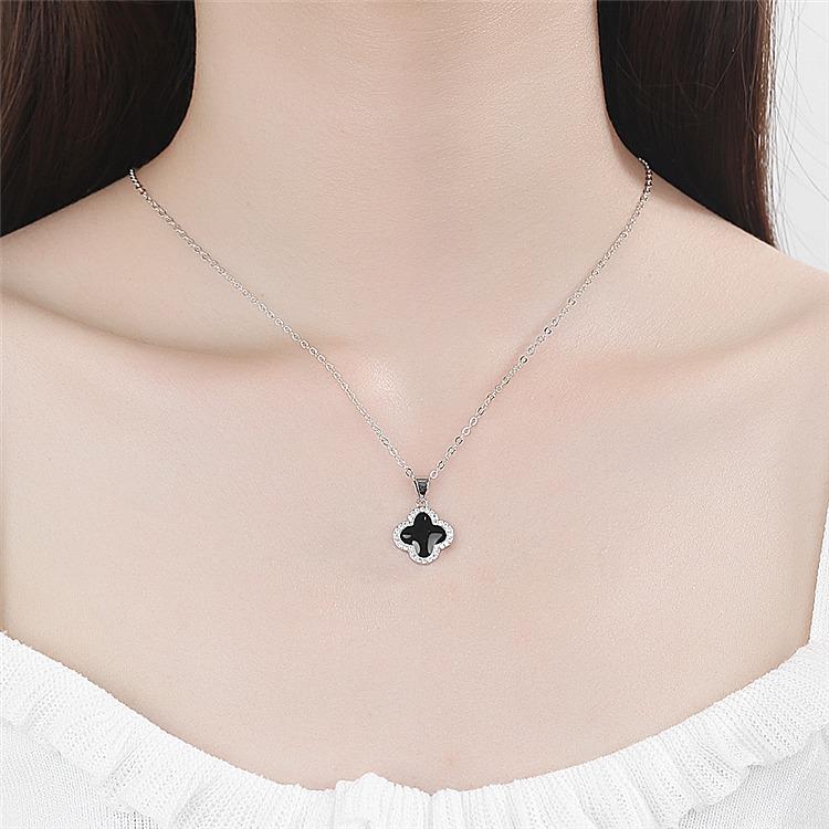 Japoński i koreański temperament srebrny naszyjnik biżuteria cztery trawy czarny wisiorek kobiecy krótki łańcuszek na szczęście z trawy do obojczyka