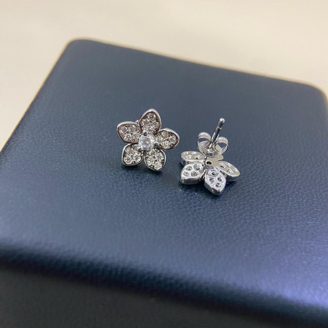 Универсальные роскошные золотые серьги-гвоздики с цветами и бриллиантами  Сакура  2025