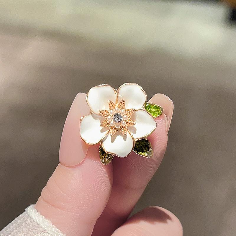 Gold beads small daisy flower brooch green leaf pearl pin niche high sense temperament suit corsage clothing accessories