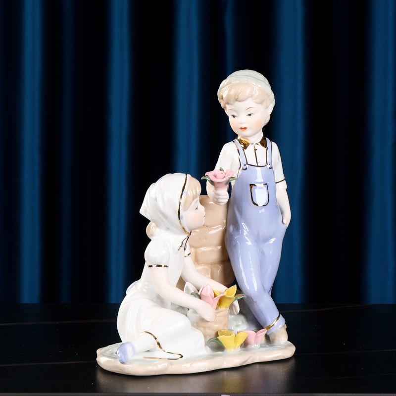 Westliche Keramik Junge Mädchen Kind Skulptur Dekoration Haus Zimmer Tisch Figur Zubehör Handwerk Arbeitszimmer Büro Schreibtisch Statue Ornamente