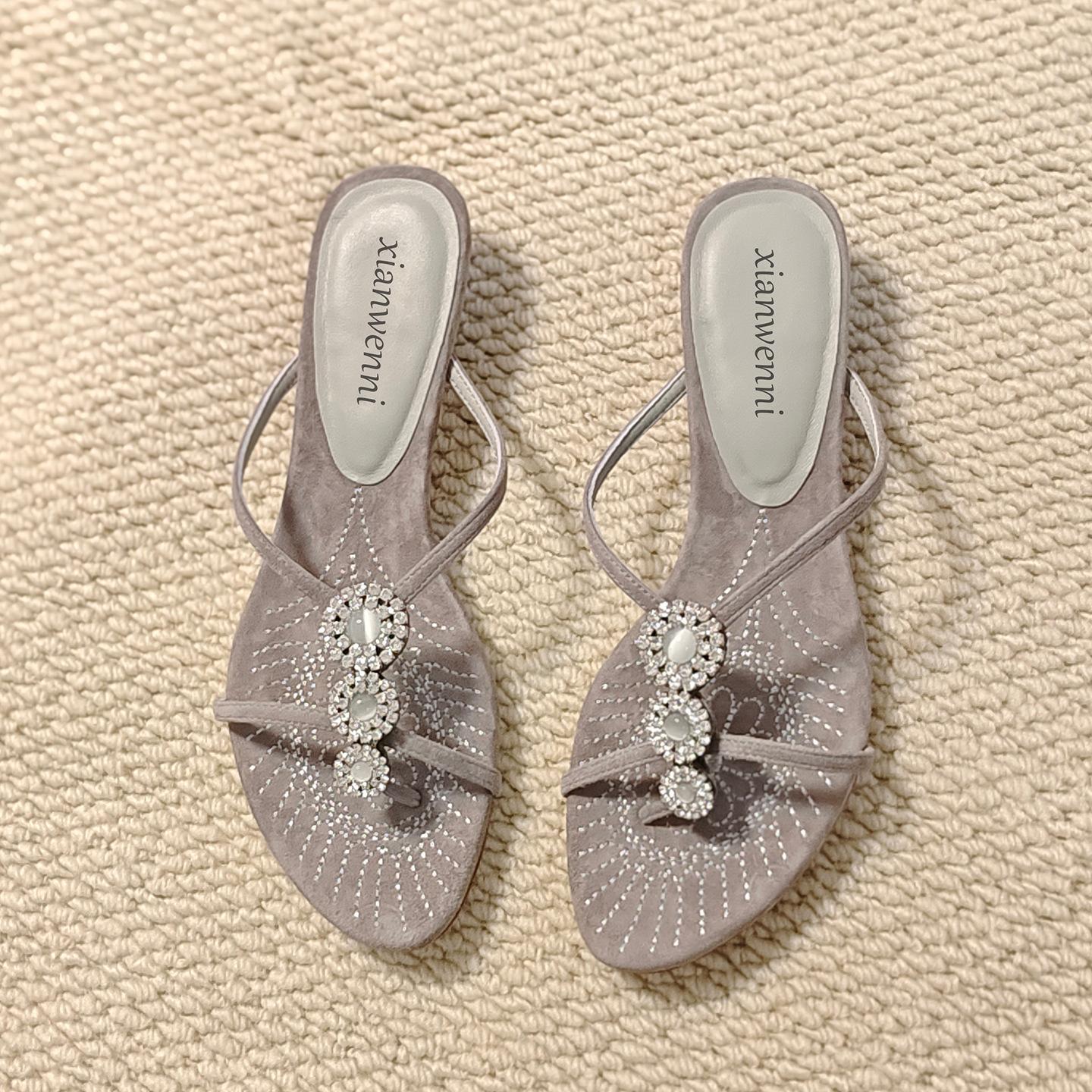 

Лето 2025 новый нишевый дизайн кожаные шлепанцы женские праздничные котята и стразы сандалии с перемычкой для пальца 42